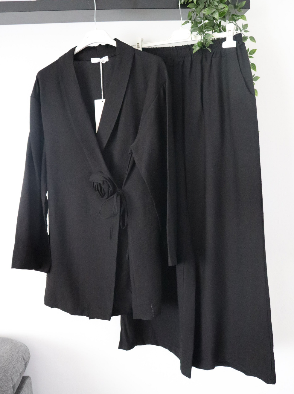 Damen Zweiteiler Oberteil/Hose 2er Set, Oberteil mit Seitenbindung & Rosen details