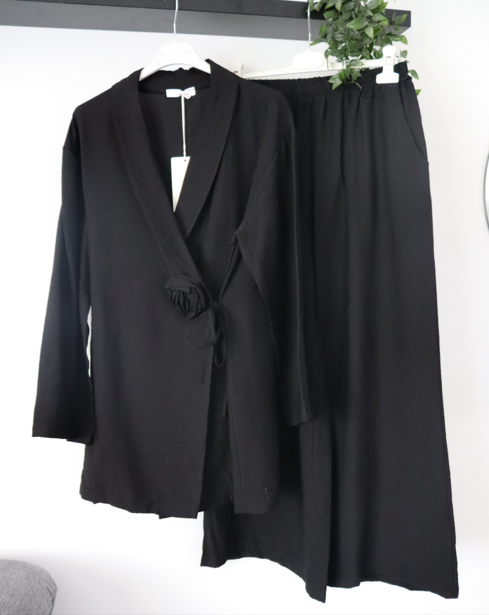 Damen Zweiteiler Oberteil/Hose 2er Set, Oberteil mit Seitenbindung & Rosen details