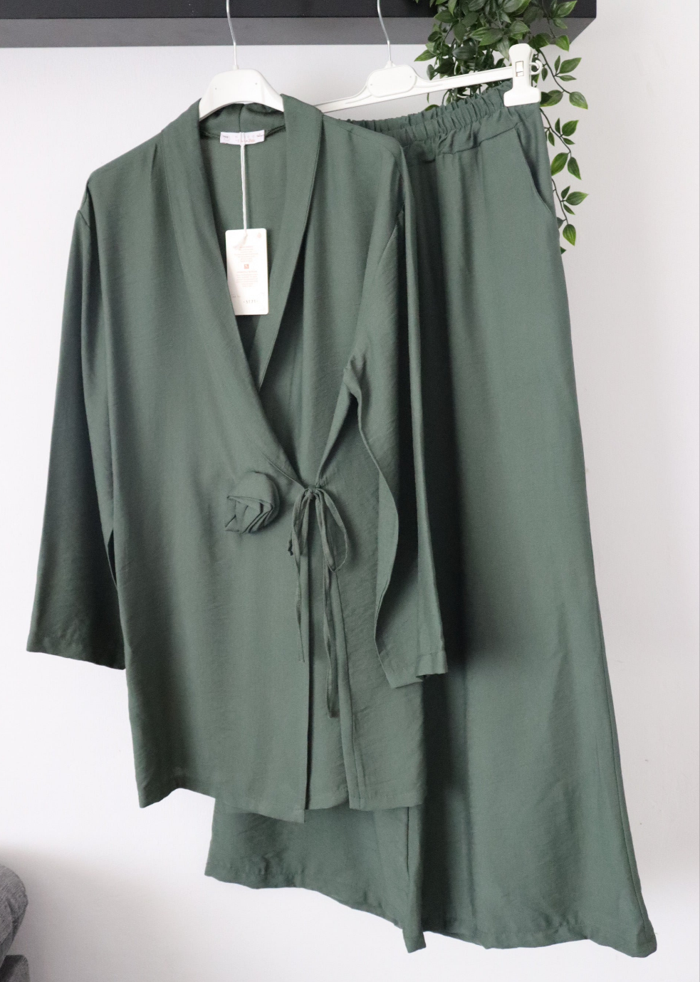 Damen Zweiteiler Oberteil/Hose 2er Set, Oberteil mit Seitenbindung & Rosen details