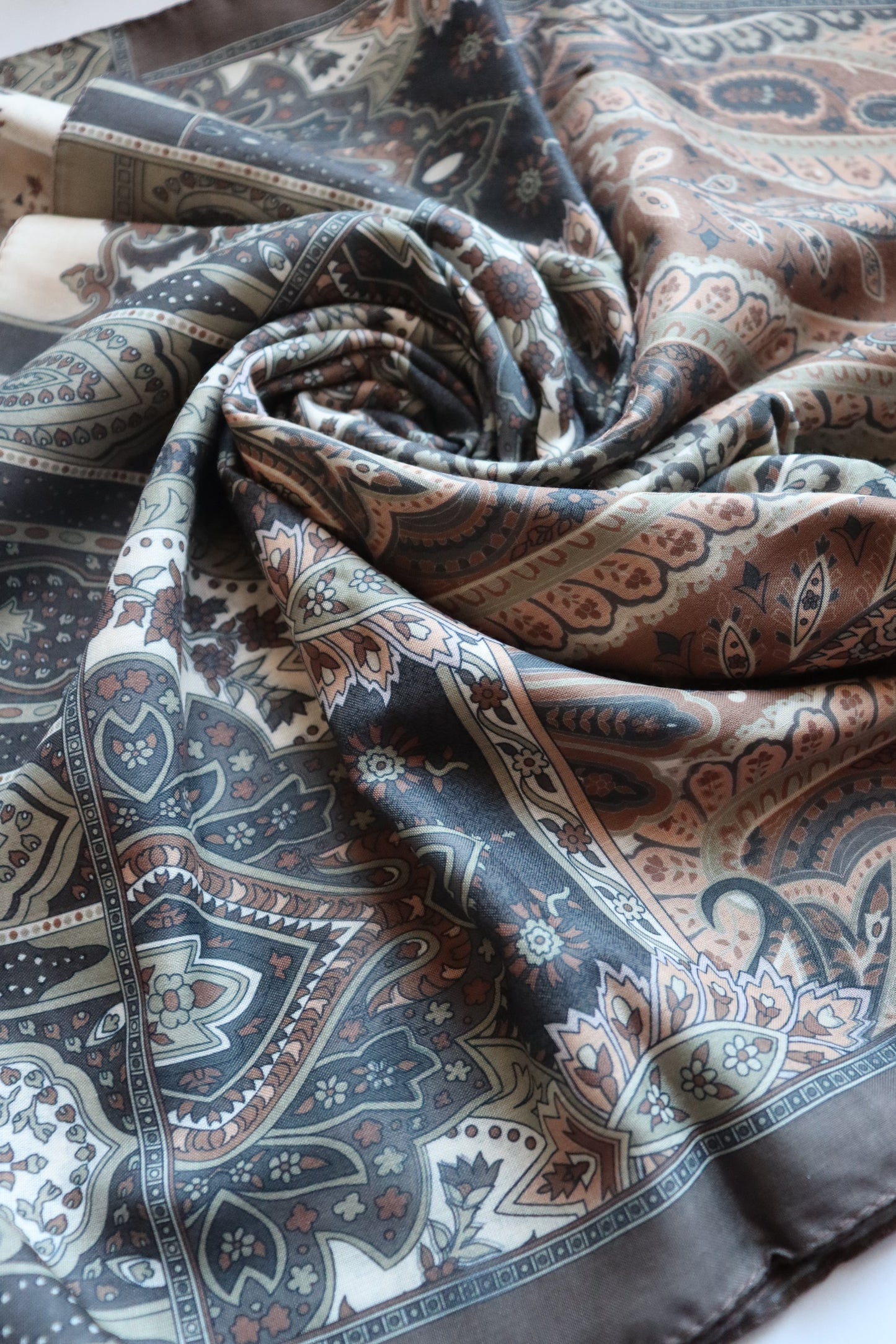 FRESIA-Scarf, Retro-Hijab Schal aus Seidenstoff/Baumwolle