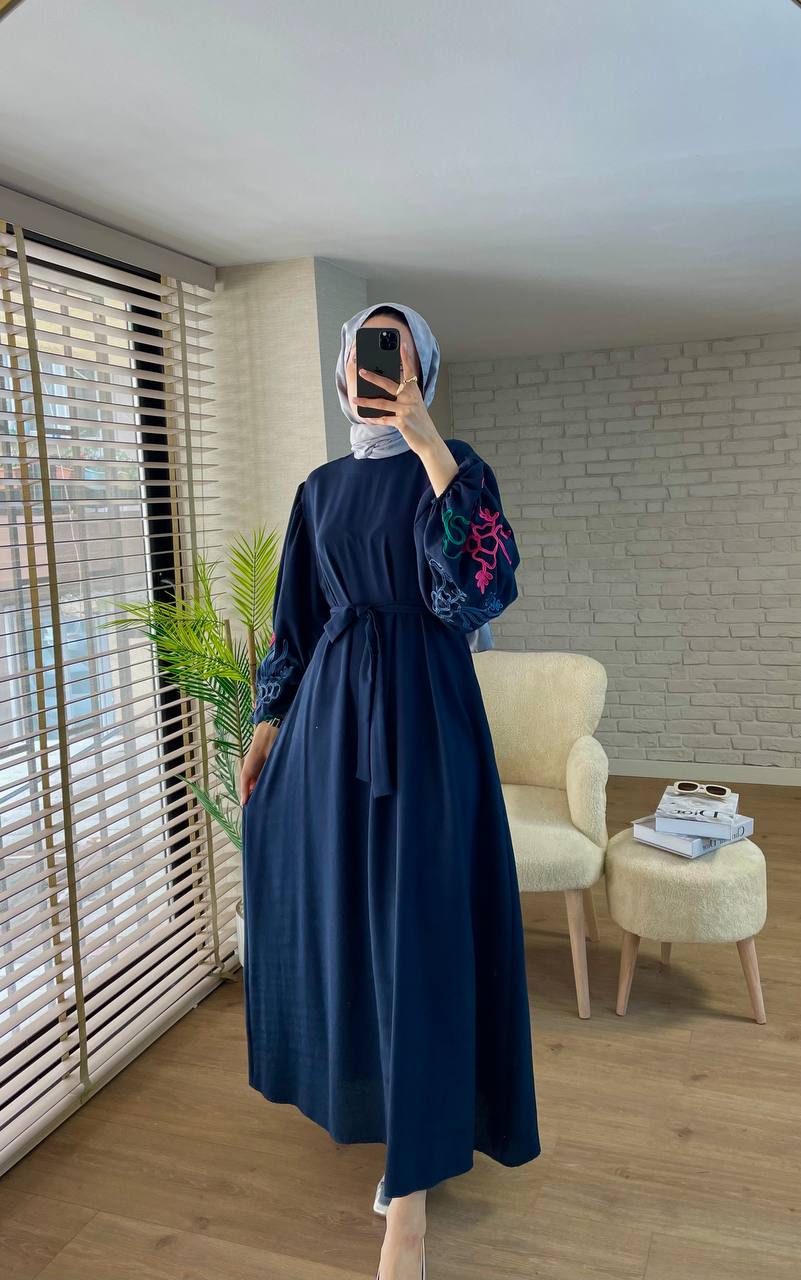 Damen Kleid mit bestickten Ärmeln