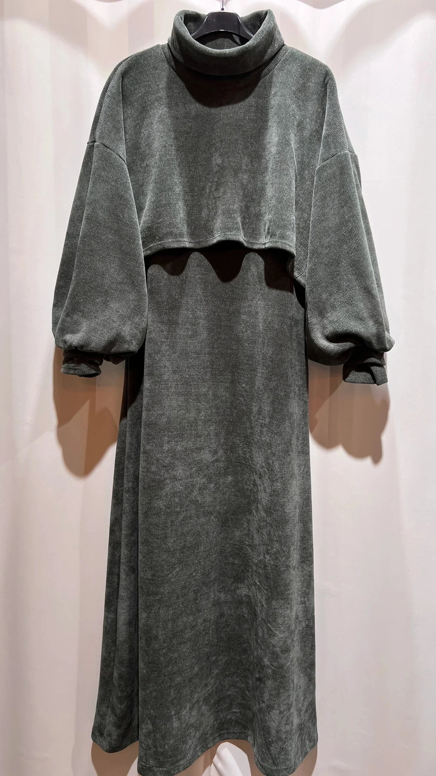 Zweiteiliges Kleid mit Bolero-Pullover,aus Samtstoff