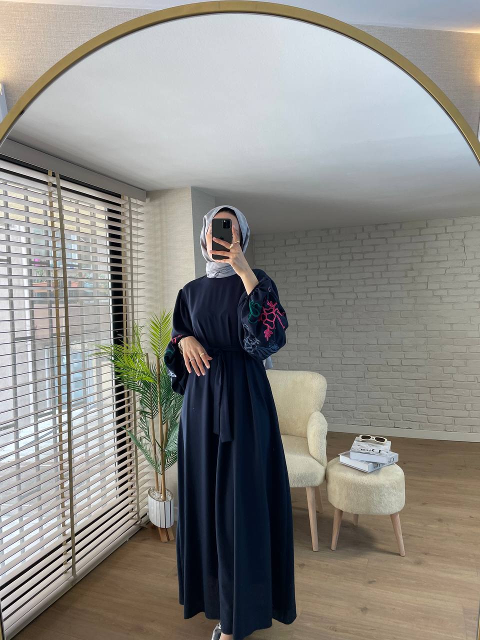 Damen Kleid mit bestickten Ärmeln