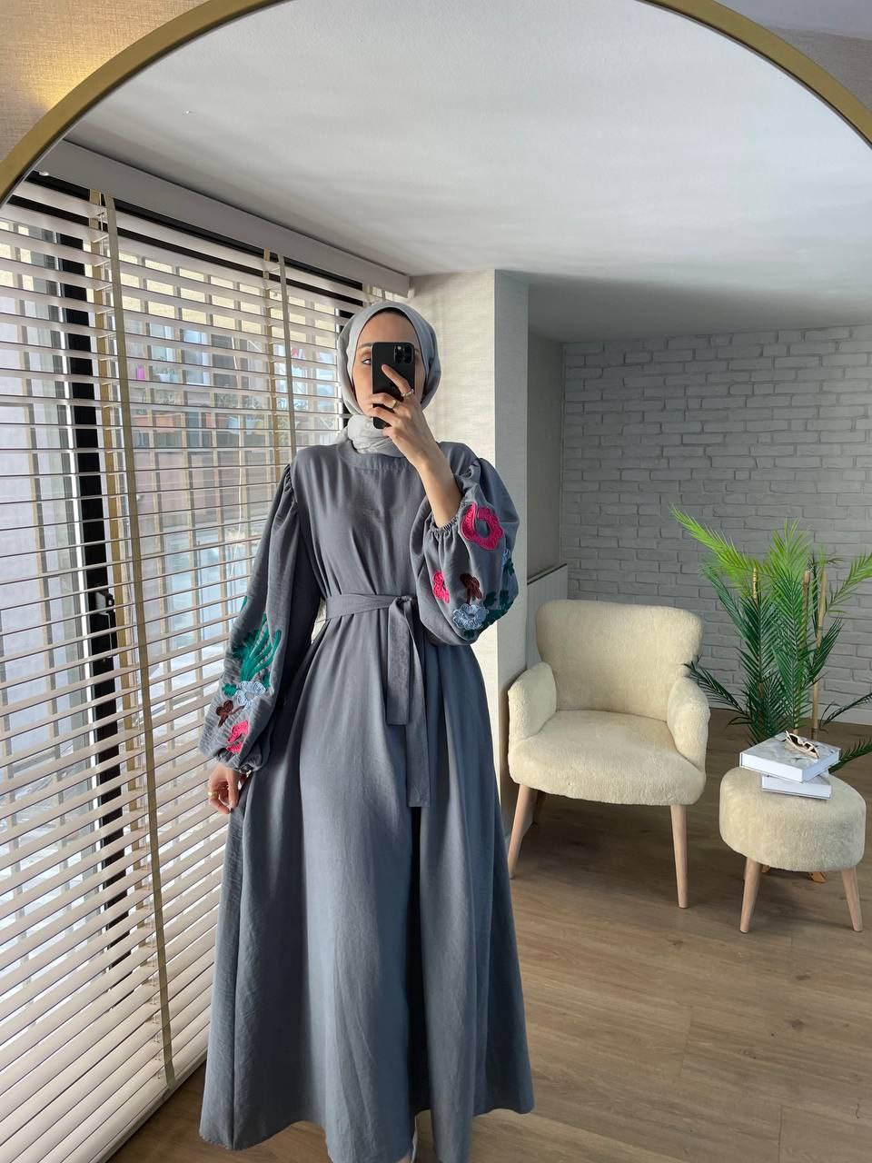 Damen Kleid mit bestickten Ärmeln