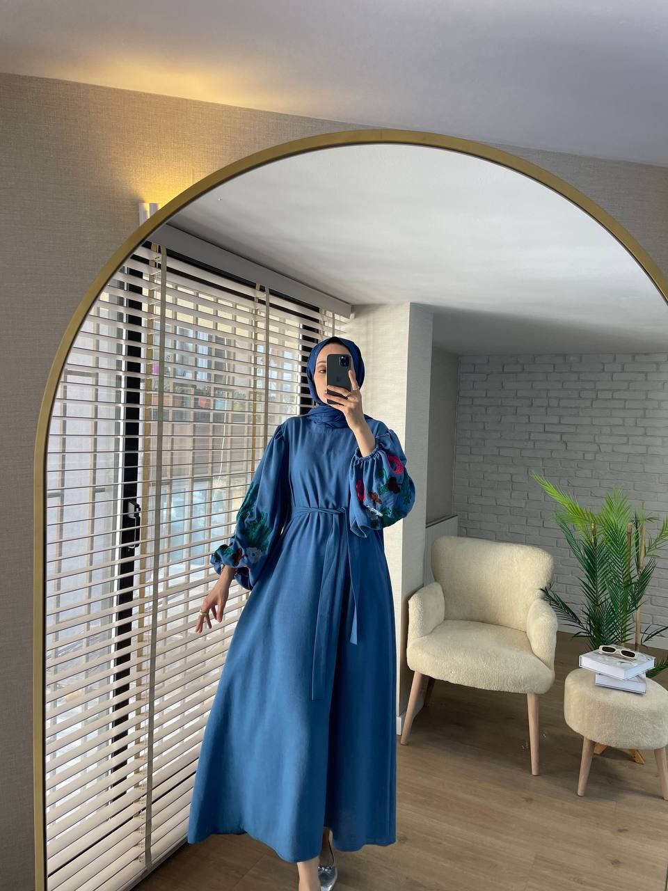 Damen Kleid mit bestickten Ärmeln