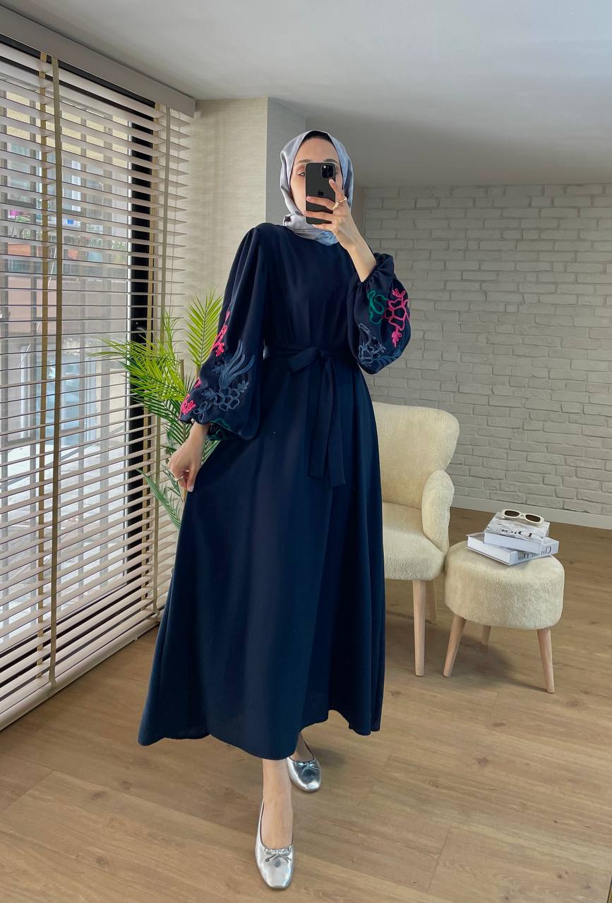 Damen Kleid mit bestickten Ärmeln