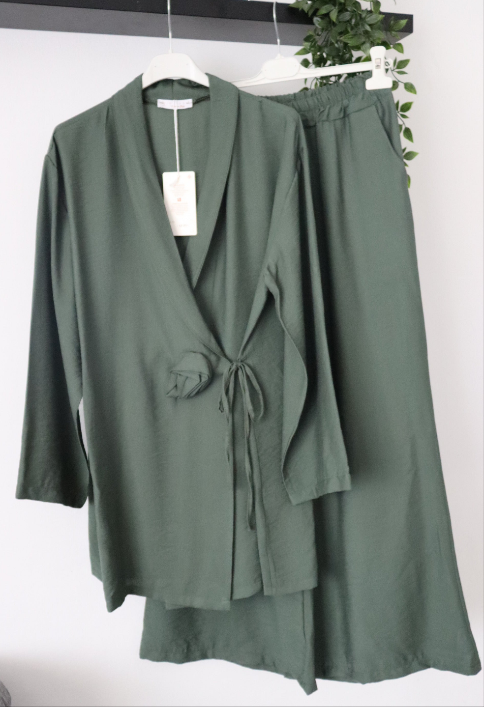 Damen Zweiteiler Oberteil/Hose 2er Set, Oberteil mit Seitenbindung & Rosen details