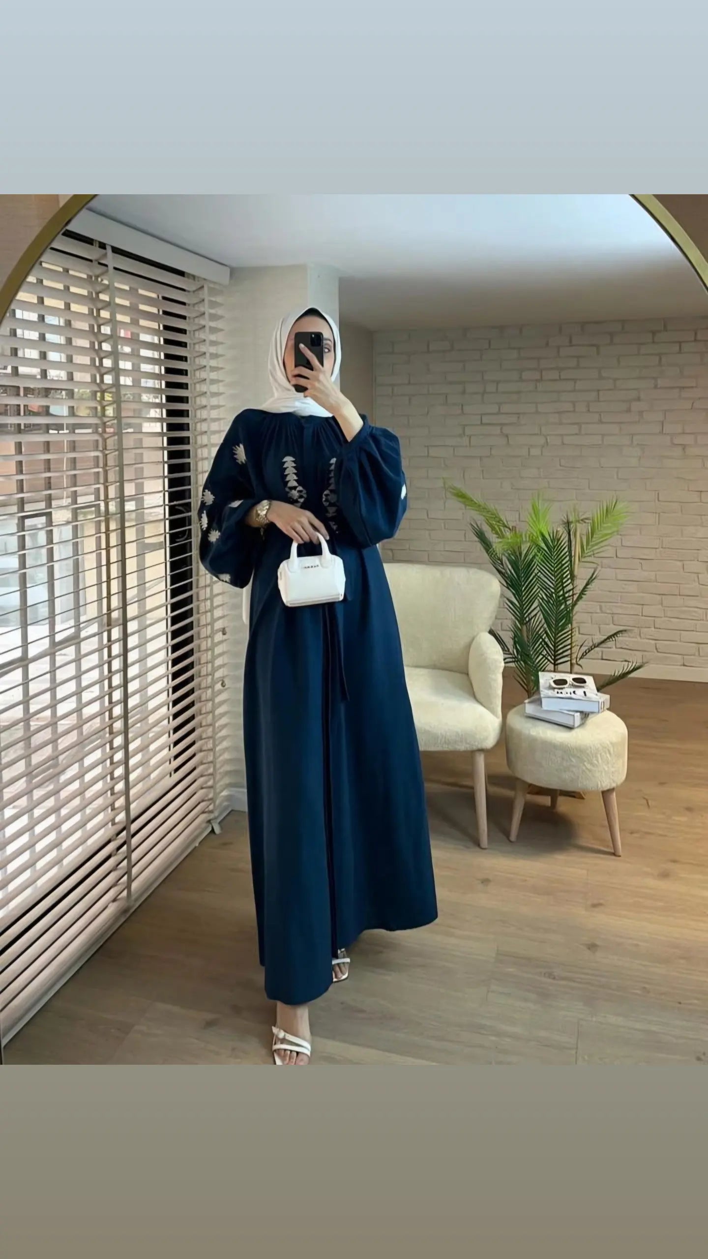 Damen besticktes Kleid aus Leinenstoff
