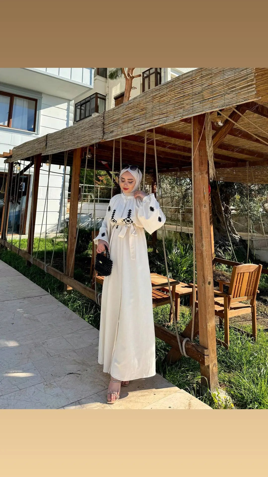 Damen besticktes Kleid aus Leinenstoff