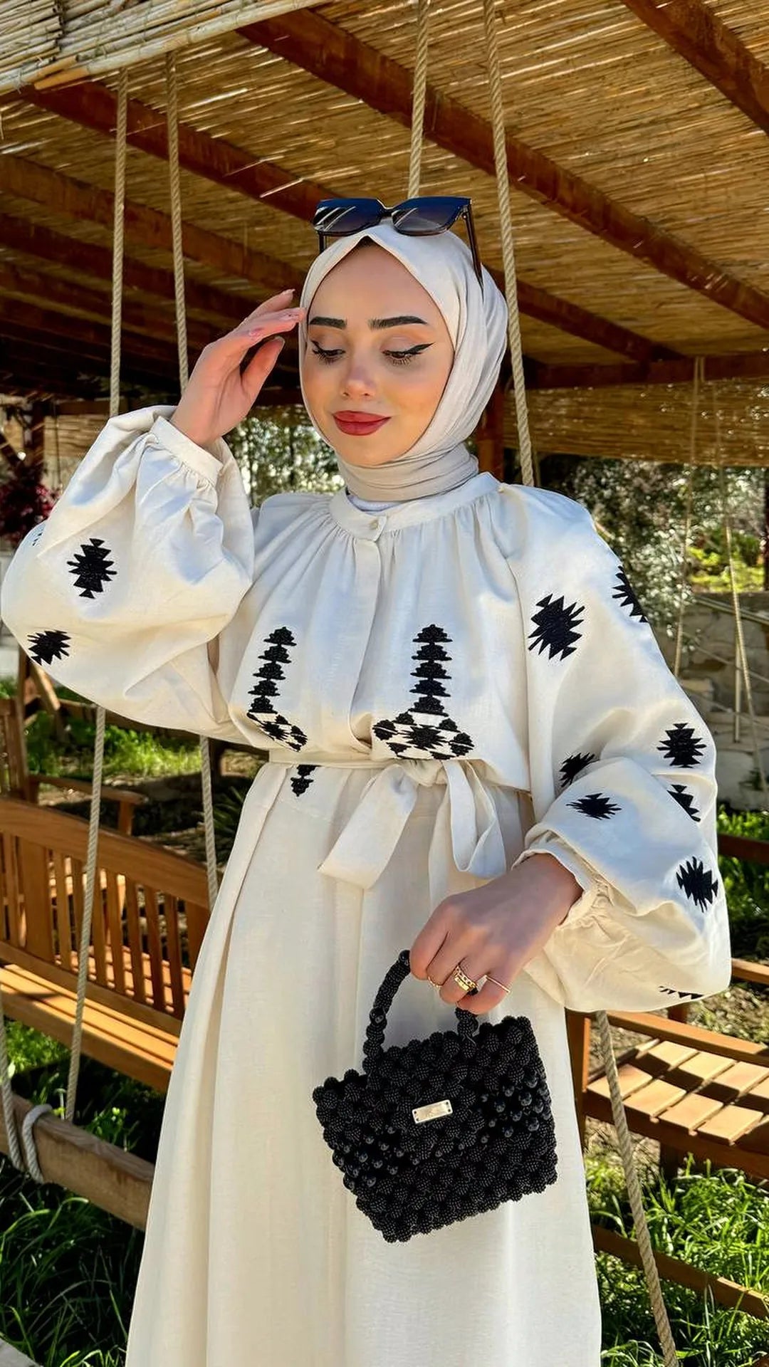 Damen besticktes Kleid aus Leinenstoff