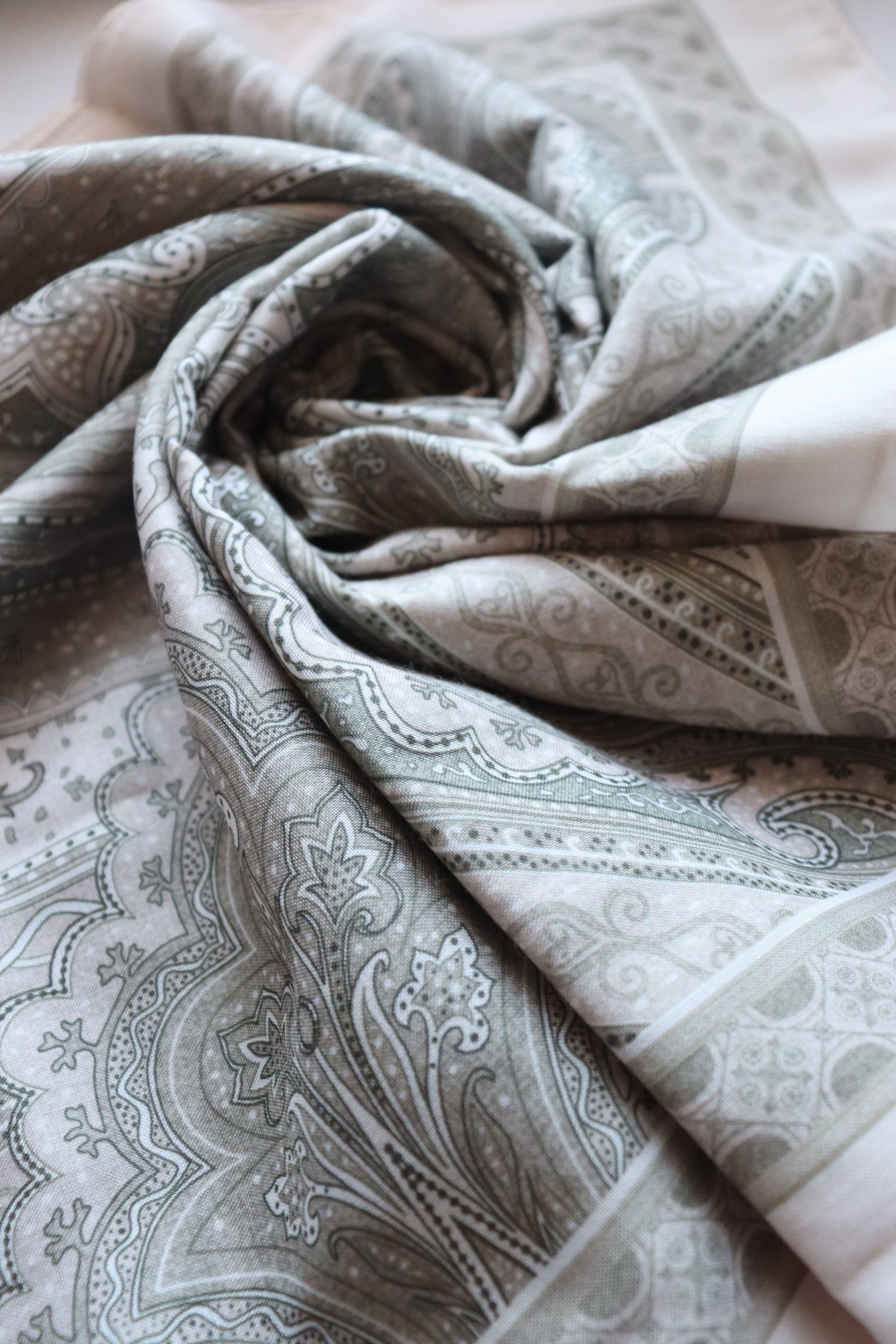 FRESIA-Scarf, Retro-Hijab Schal aus Seidenstoff/Baumwolle
