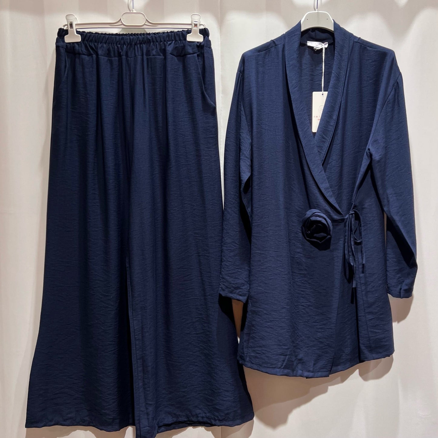Damen Zweiteiler Oberteil/Hose 2er Set, Oberteil mit Seitenbindung & Rosen details